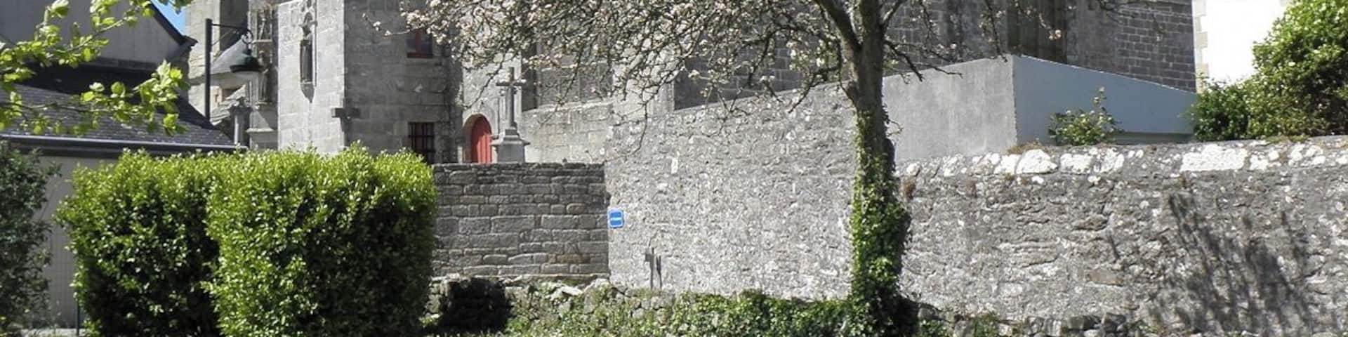 Chevet, transept sud et tour-clocher de la chapelle Saint-Tugen en Primelin (29).