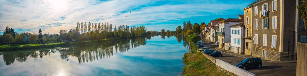 Peyrehorade, Landes / France »; October 25, 2019: Panoramic river full of lots of water in the municipality of Landes de Peyrehorade