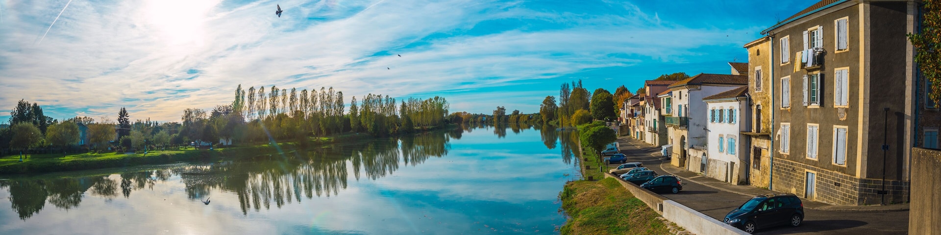 Peyrehorade, Landes / France »; October 25, 2019: Panoramic river full of lots of water in the municipality of Landes de Peyrehorade