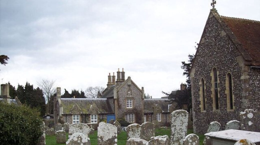 Churchyard at St Andrew's Church, Oving
