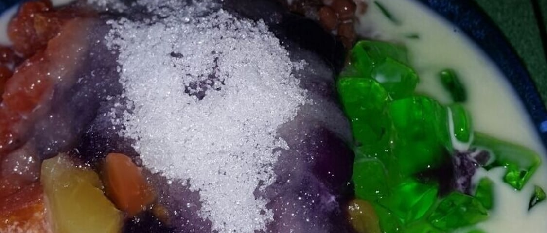 Un tazón de sopa con diversos ingredientes y una cuchara.