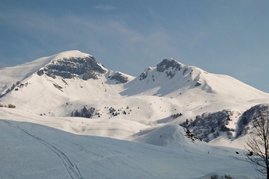 Une montagne enneigée sous un ciel dégagé.