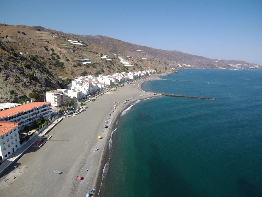 Playa La Mamola,localidad de Polopos en la provincia de Granada, Andalucía (España). Está situada en la parte oriental de la comarca de la Costa Granadina