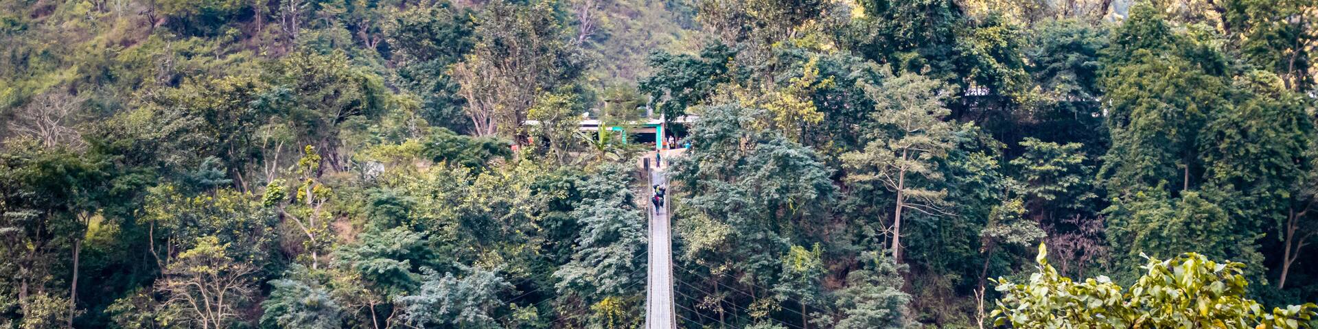Hängebrücke über den Fluss Trishuli im Himalaya in Kurintar, Nepal