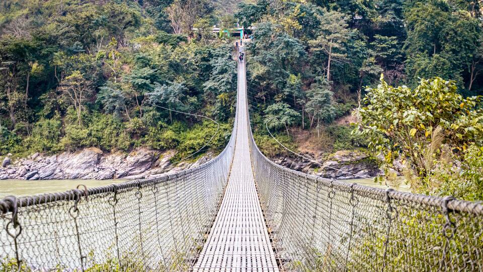 Hängebrücke über den Fluss Trishuli im Himalaya in Kurintar, Nepal