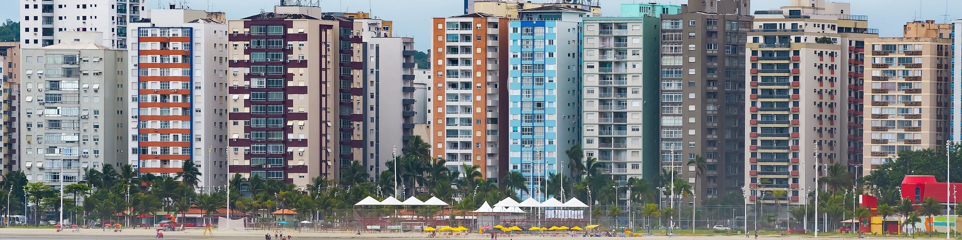 Un paisaje urbano costero con edificios altos y una playa.