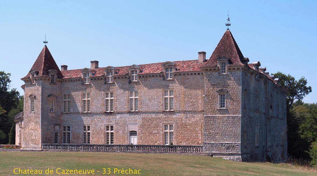 This building is indexed in the Base Mérimée, a database of architectural heritage maintained by the French Ministry of Culture, under the reference PA00083676 .