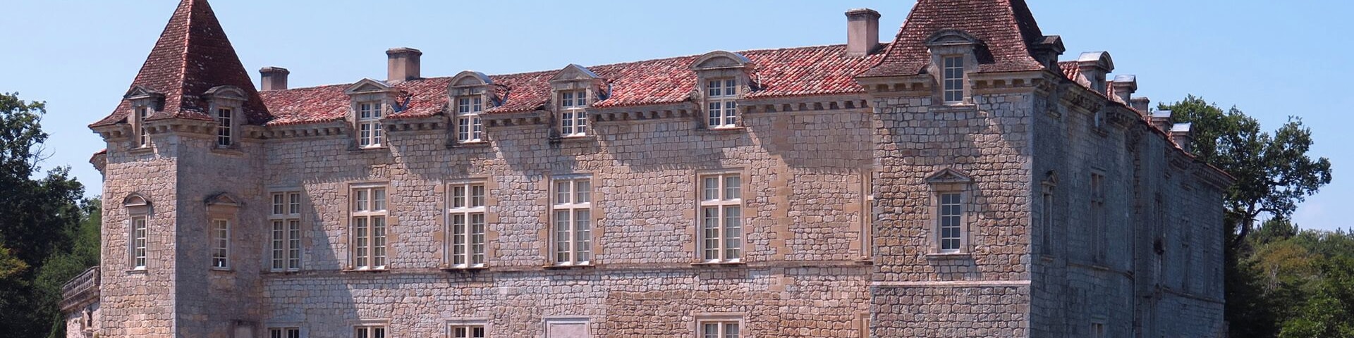 This building is indexed in the Base Mérimée, a database of architectural heritage maintained by the French Ministry of Culture, under the reference PA00083676 .