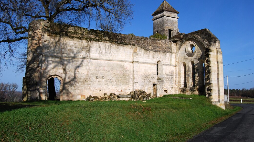 This building is indexed in the Base Mérimée, a database of architectural heritage maintained by the French Ministry of Culture, under the reference PA00083849 .
