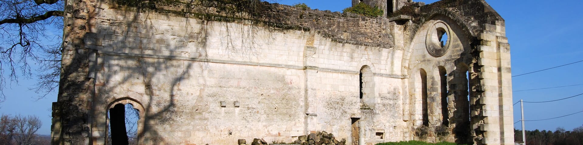 This building is indexed in the Base Mérimée, a database of architectural heritage maintained by the French Ministry of Culture, under the reference PA00083849 .