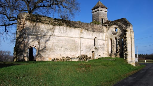 This building is indexed in the Base Mérimée, a database of architectural heritage maintained by the French Ministry of Culture, under the reference PA00083849 .