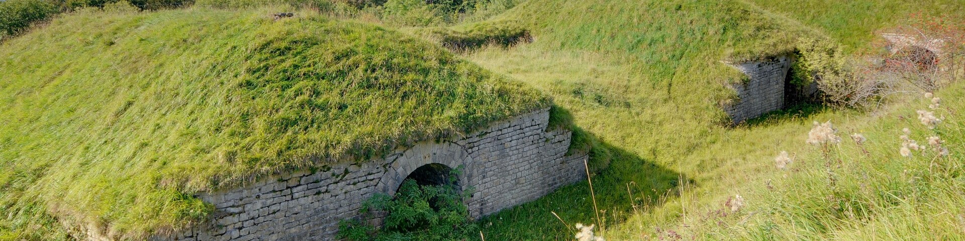 This file was uploaded with Commonist. This photograph was taken with a Nikon D300. Fort du Lomont : rue des remparts du réduit (HDR).