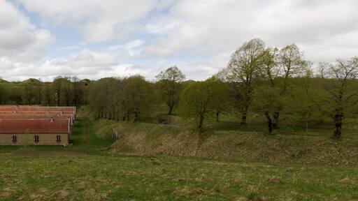 This file was uploaded with Commonist. This photograph was taken with a Nikon D300. Fort du Lomont : baraquements de paix.