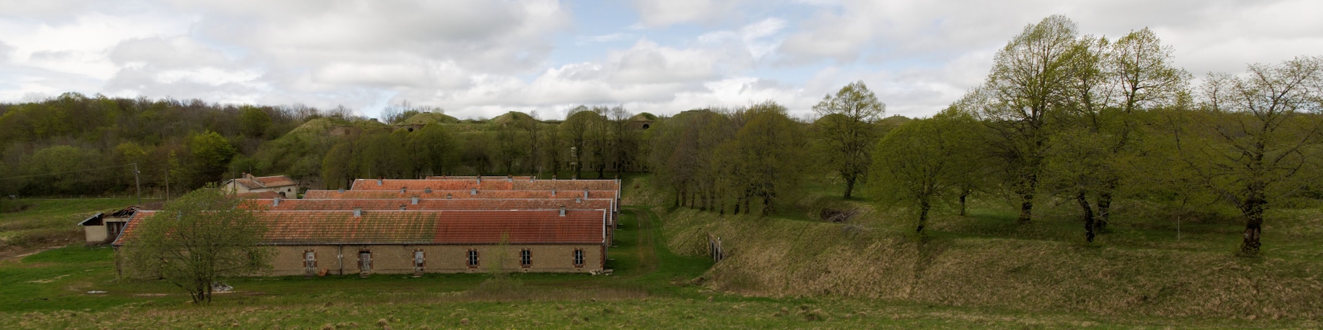 This file was uploaded with Commonist. This photograph was taken with a Nikon D300. Fort du Lomont : baraquements de paix.