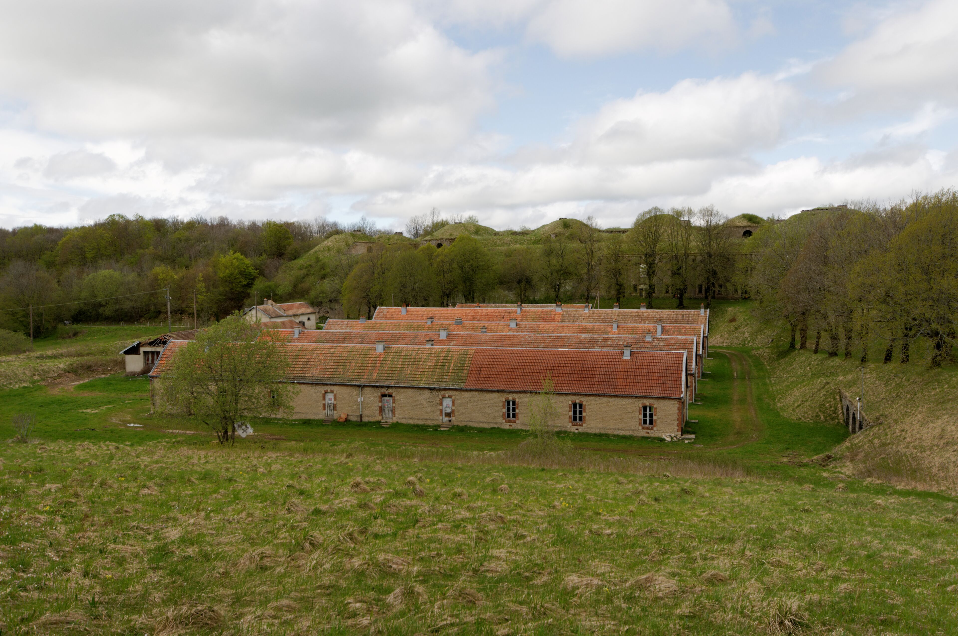 This file was uploaded with Commonist. This photograph was taken with a Nikon D300. Fort du Lomont : baraquements de paix.