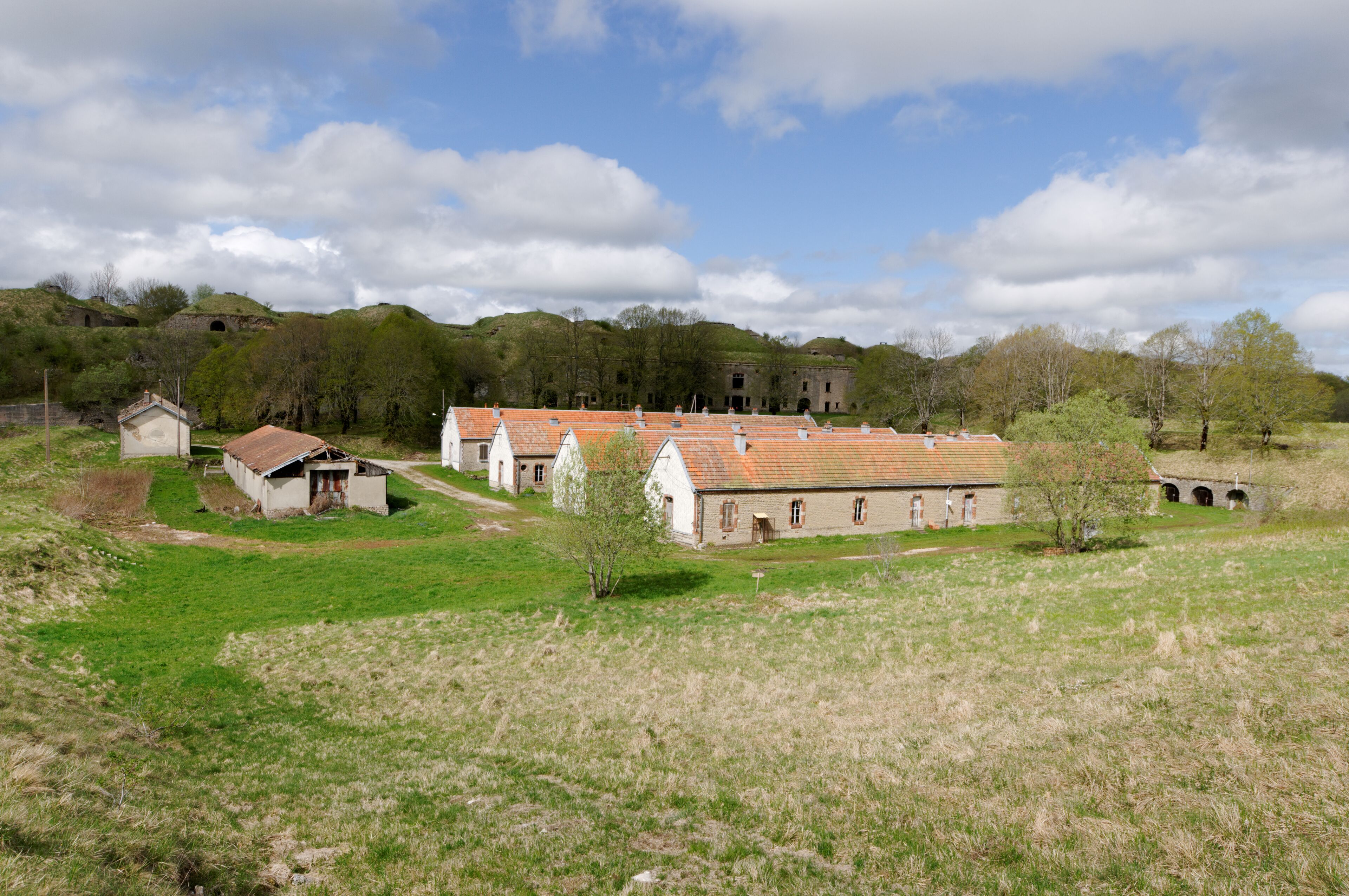 This file was uploaded with Commonist. This photograph was taken with a Nikon D300. Fort du Lomont : baraquements de paix.