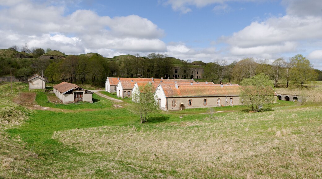 This file was uploaded with Commonist. This photograph was taken with a Nikon D300. Fort du Lomont : baraquements de paix.
