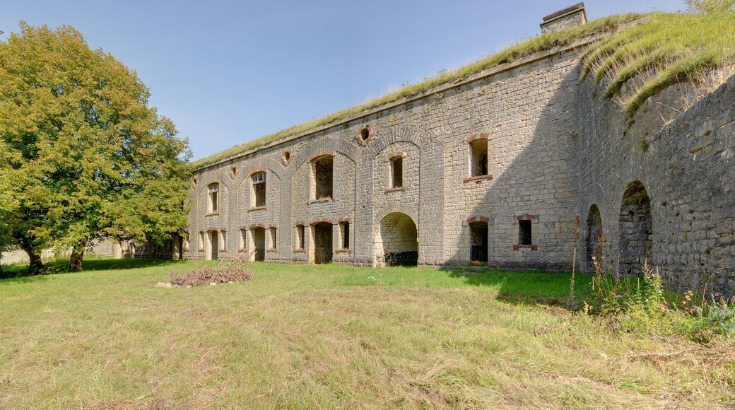 This file was uploaded with Commonist. This photograph was taken with a Nikon D300. Fort du Lomont : devant la batterie Nord (HDR).