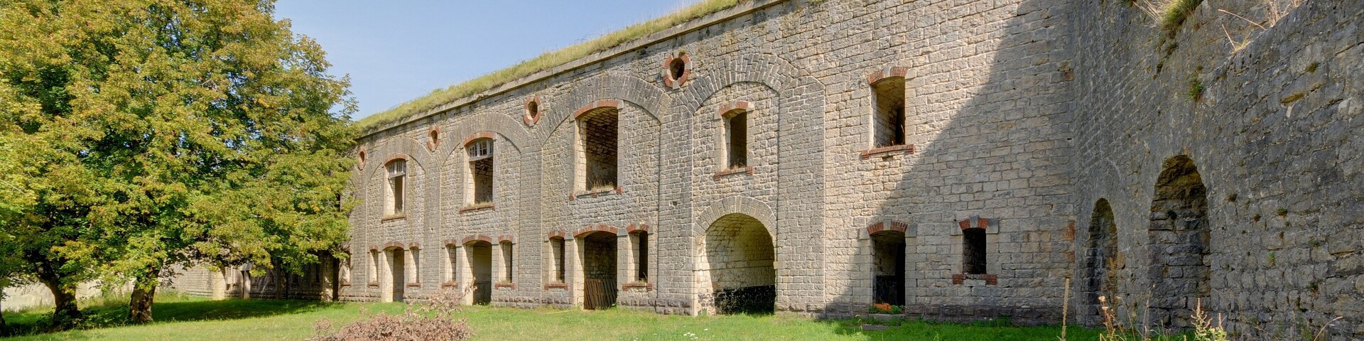 This file was uploaded with Commonist. This photograph was taken with a Nikon D300. Fort du Lomont : devant la batterie Nord (HDR).
