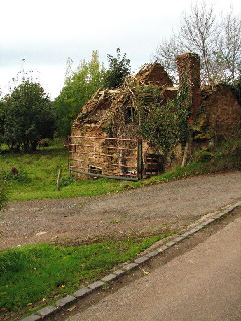 Tippers Hill Lane, land of the rich. One of the more affordable houses on Tippers Hill Lane just outside of Arley. The story is of the man who brought Daweoo into the UK has a house here and he gave a young lad a house nearby as a present for doing odd jobs for him for years.