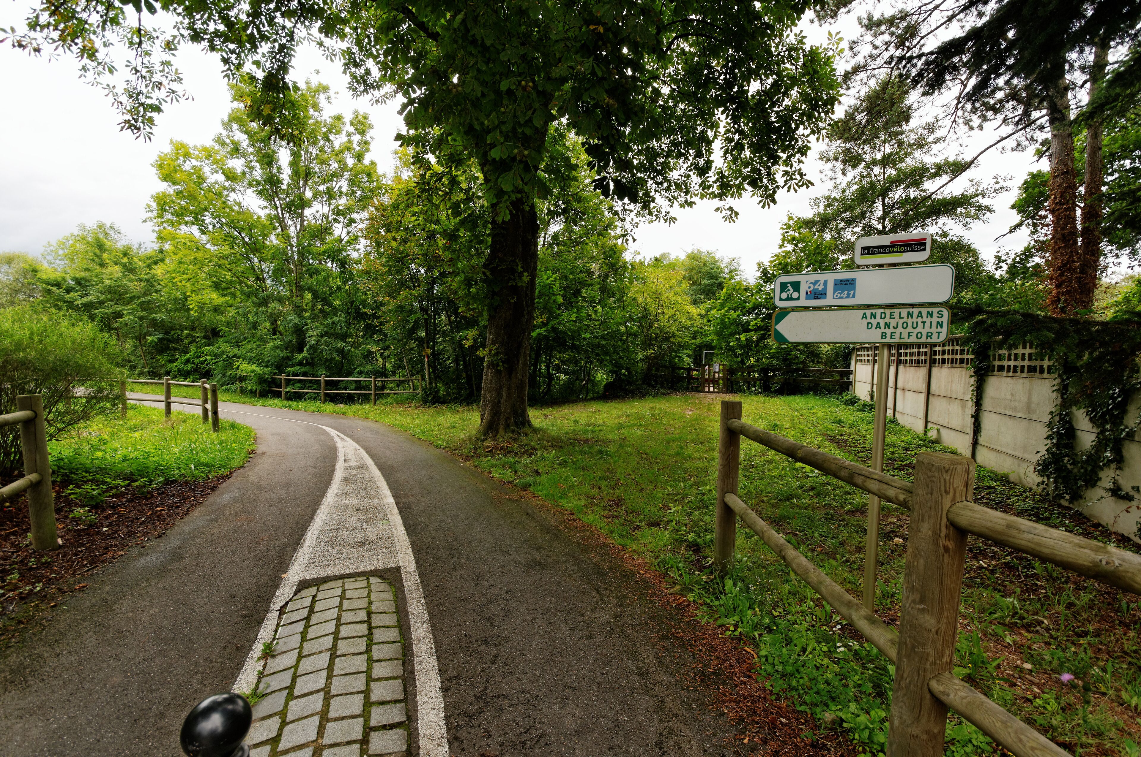 This file was uploaded with Commonist. La liaison cyclable FrancoVéloSuisse à Sevenans.