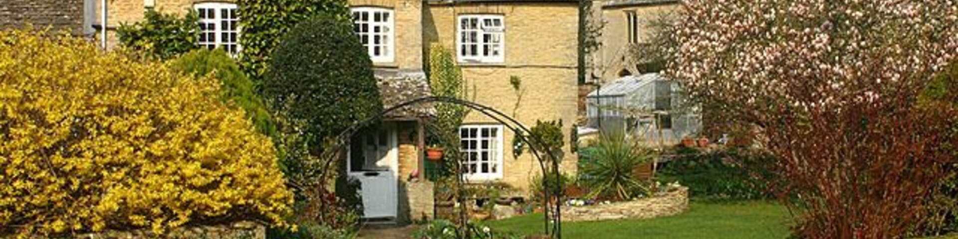 Kencot, Ivy Nook Ivy Nook at Kencot, with St. George's Church in the background.