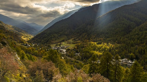 Bellino, un piccolo borgo montano in alta Valle Varaita, in provincia di Cuneo, nel sud del Piemonte
