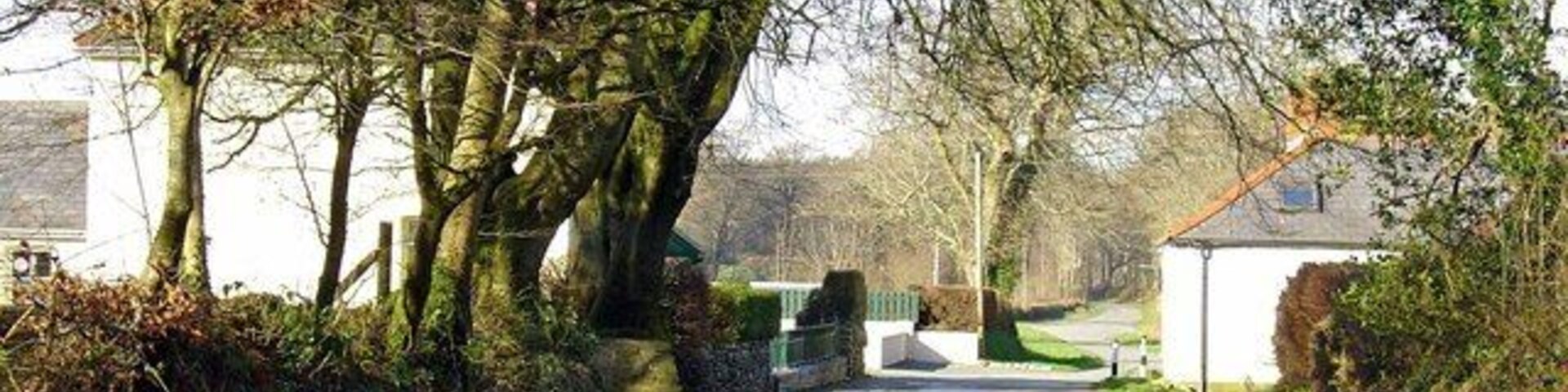 Iet-wen, Newchapel Iet-wen (right) was the gate-house to the Gelli-deg estate, one of several mansions in the parish of Manordeifi. On the left are a pair of estate cottages.