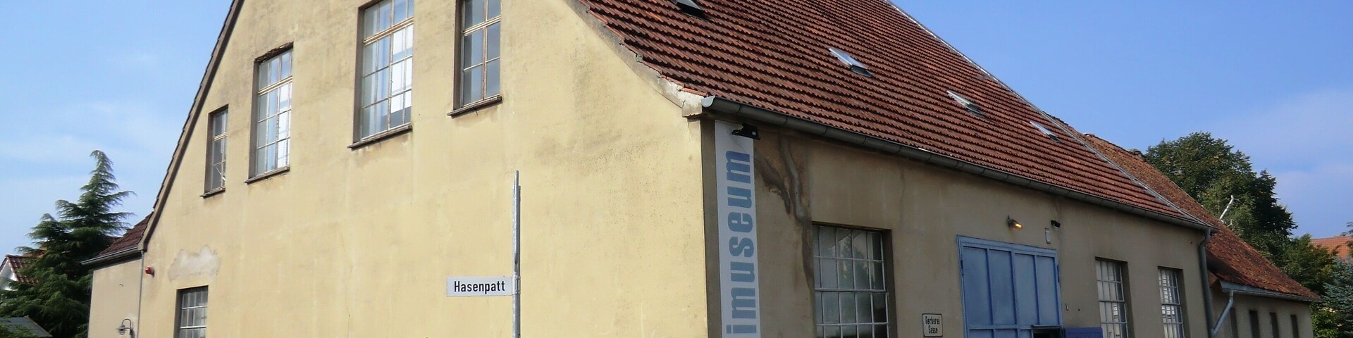 A building with a red-tiled roof and a sign reading "Hasenpatt".