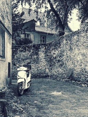 Limogne - nice Sunday morning market. Great stop off for pèlerins on the camino.