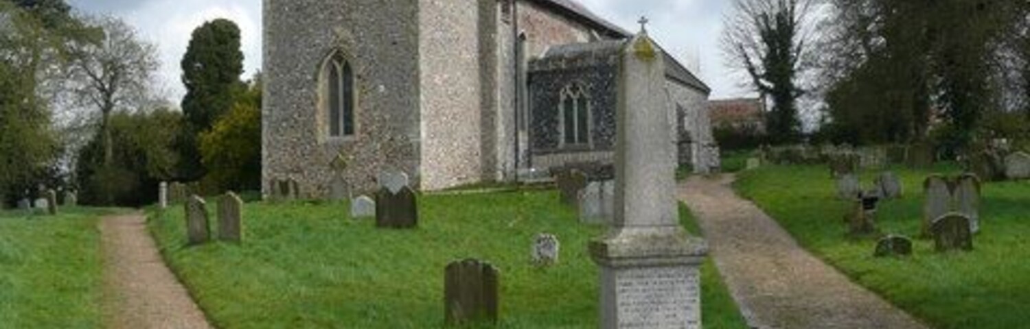 Una iglesia con una torre alta, un cementerio y un sendero que conduce a la iglesia.