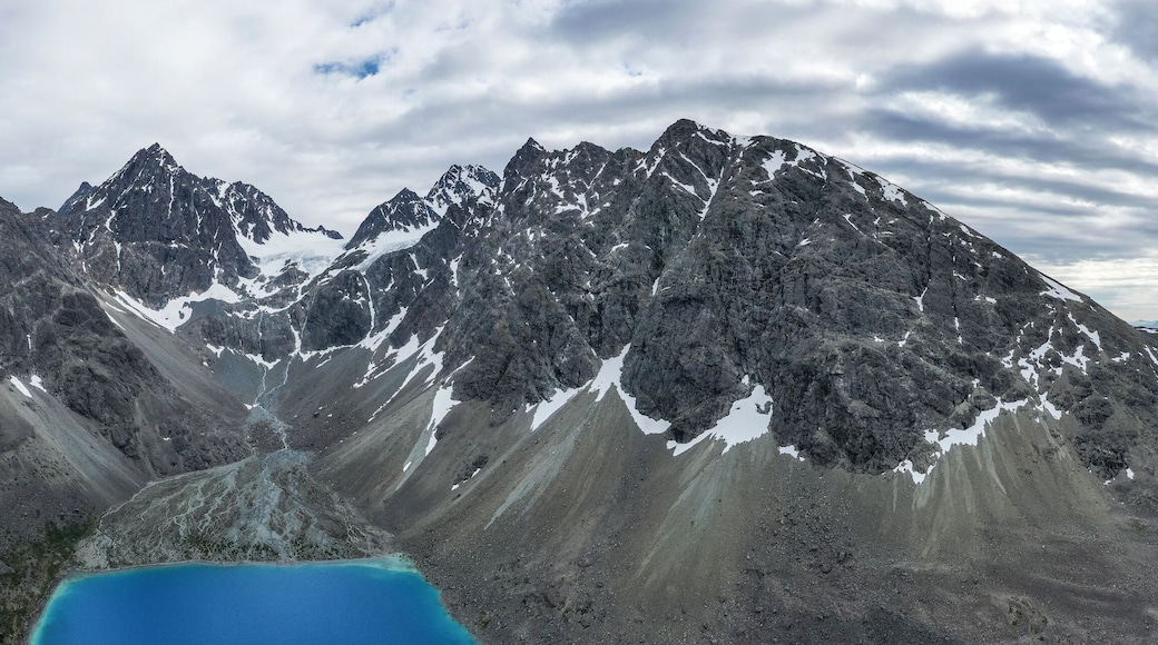 Panorámica aérea del Lago Azul, Blaisvennet, Lyngen Kommune, Noruega