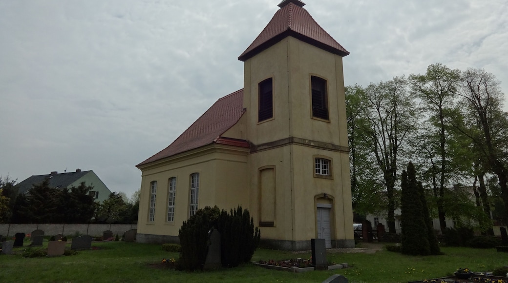 Dorfkirche Nudow, eine der wenigen Kronkirchen in Brandenburg aus dem 18. Jahrhundert. Gemeinde Nuthetal, Landkreis Potsdam-Mittelmark.