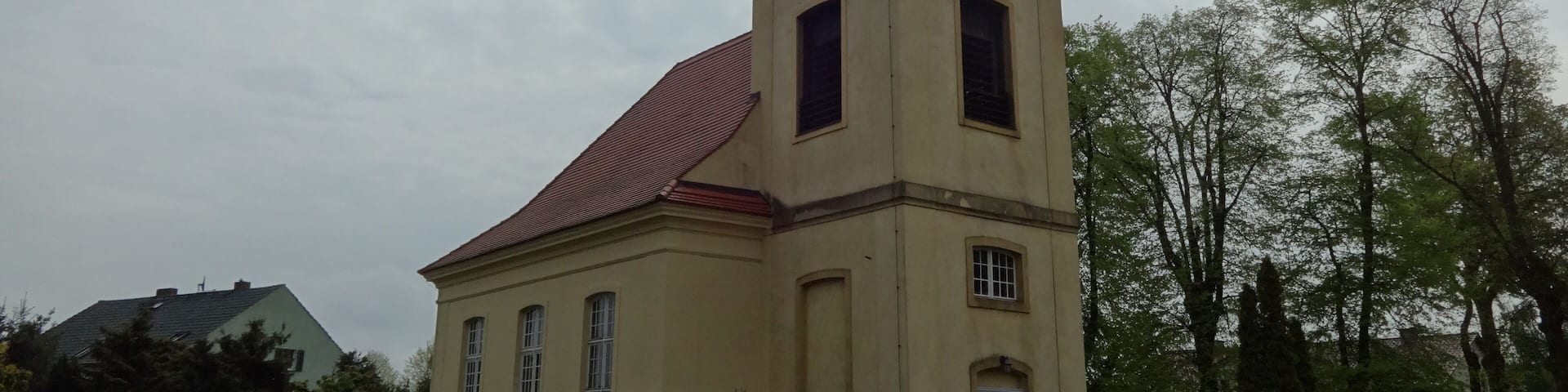 Dorfkirche Nudow, eine der wenigen Kronkirchen in Brandenburg aus dem 18. Jahrhundert. Gemeinde Nuthetal, Landkreis Potsdam-Mittelmark.