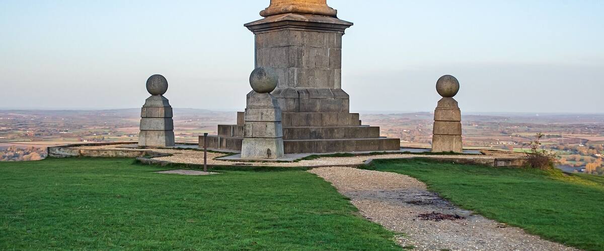 Sunrise. Coombe Hill Monument Autumn.