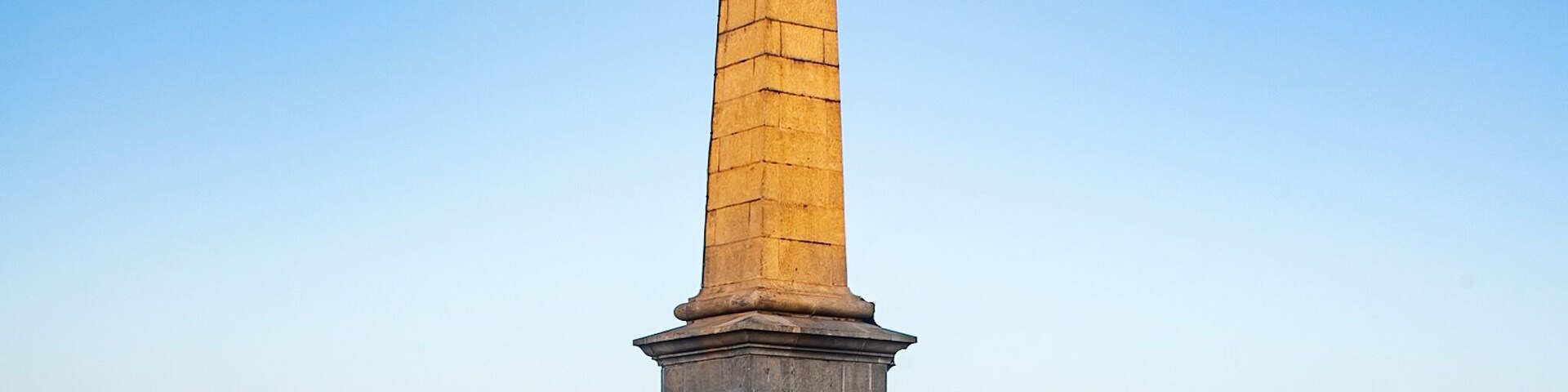 Sunrise. Coombe Hill Monument Autumn.