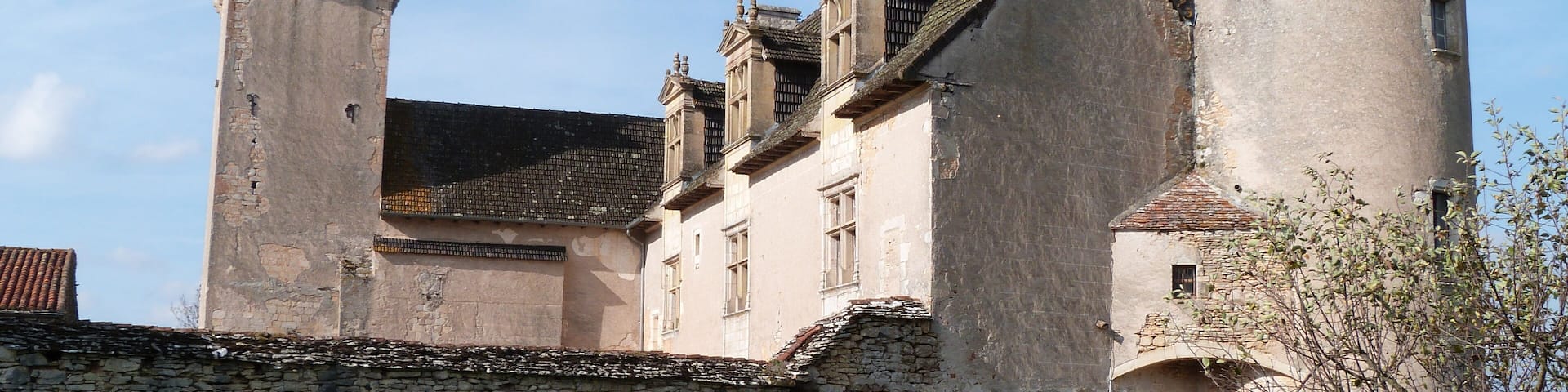 Corps de logis principal;du château de Couanac avec ses deux tours d'angle, l'une ronde, l'autre carrée.