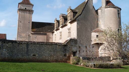 Corps de logis principal;du château de Couanac avec ses deux tours d'angle, l'une ronde, l'autre carrée.