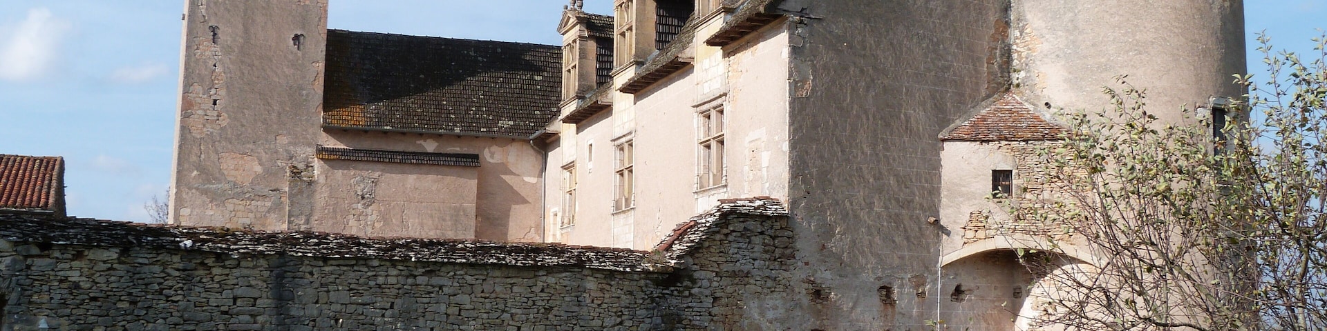 Corps de logis principal;du château de Couanac avec ses deux tours d'angle, l'une ronde, l'autre carrée.