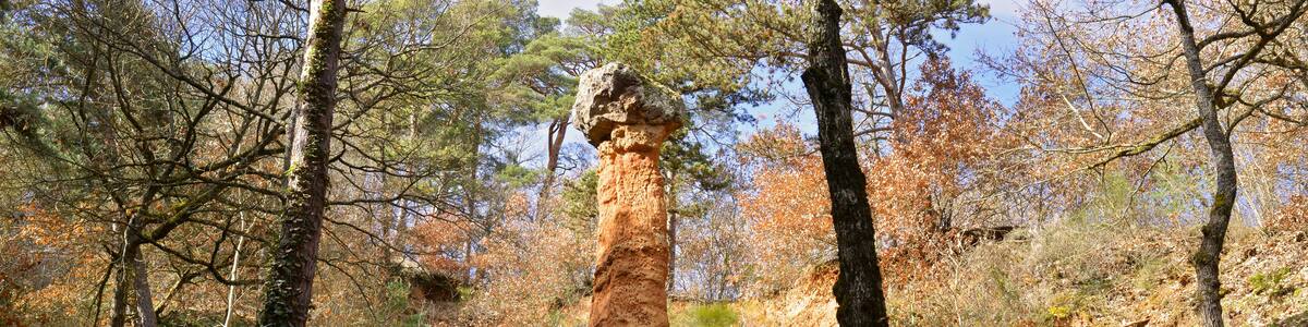 La cheminée des fées dans la forêt à Cotteuges (63320 Saint-Diery), département du Puy-de-Dôme en région Auvergne-Rhône-Alpes, France