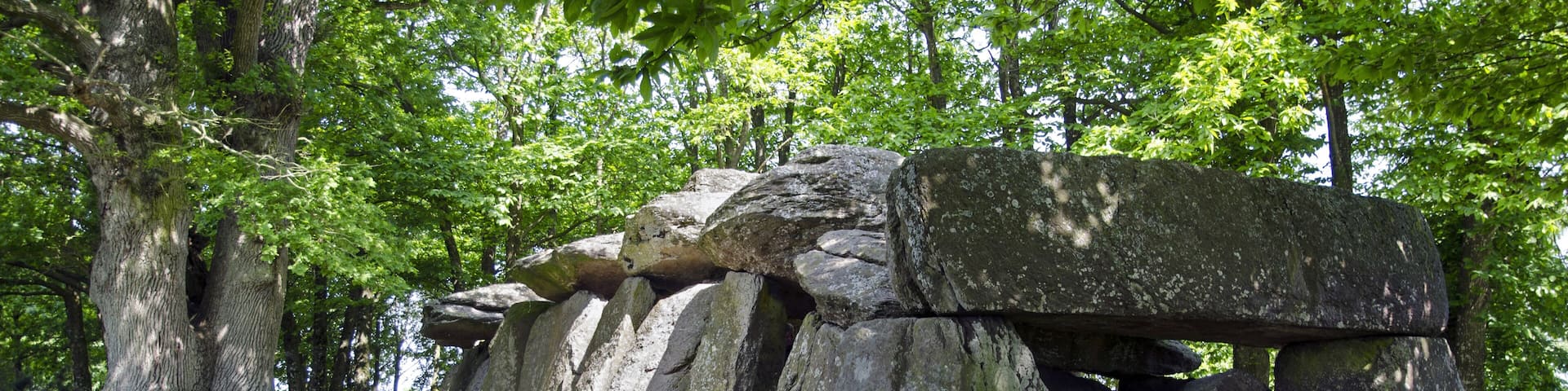 This building is indexed in the Base Mérimée, a database of architectural heritage maintained by the French Ministry of Culture, under the reference PA00090553 .