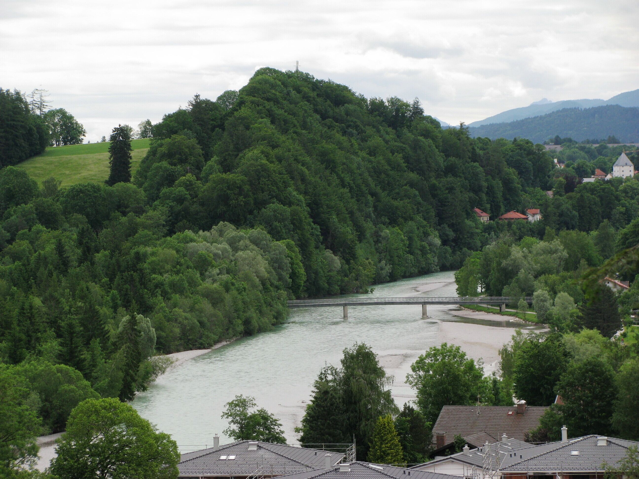 Der Kalvarienberg in Bad Tölz „von der Rückseite“ (aus westlicher Richtung) gesehen (vom Burgstall Hoheneck)