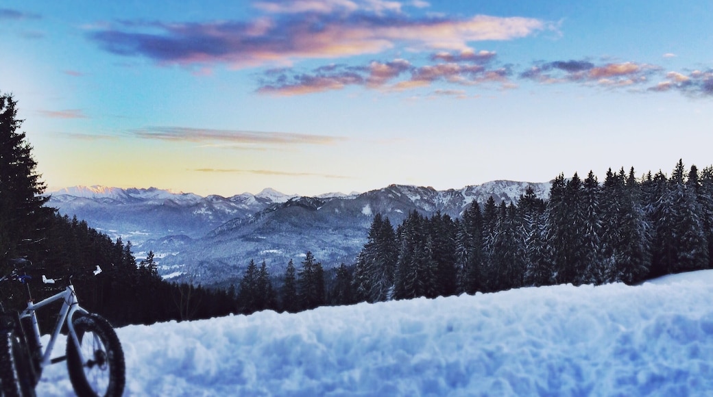 We were lucky to have amazing weather and saw this beautiful Sunset! Don't forget to visit the Blomberghaus for great Kaiserschmarrn!
#snow