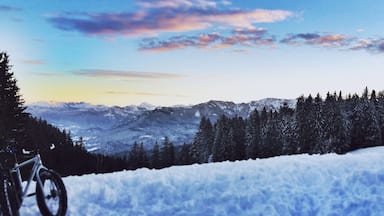 We were lucky to have amazing weather and saw this beautiful Sunset! Don't forget to visit the Blomberghaus for great Kaiserschmarrn!
#snow