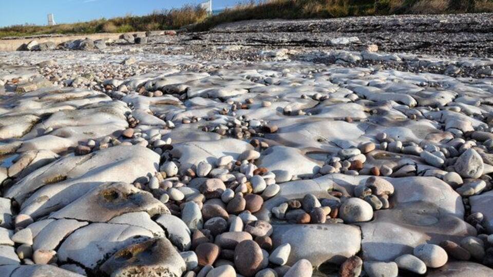 Pebbles and boulders - Sully Bay