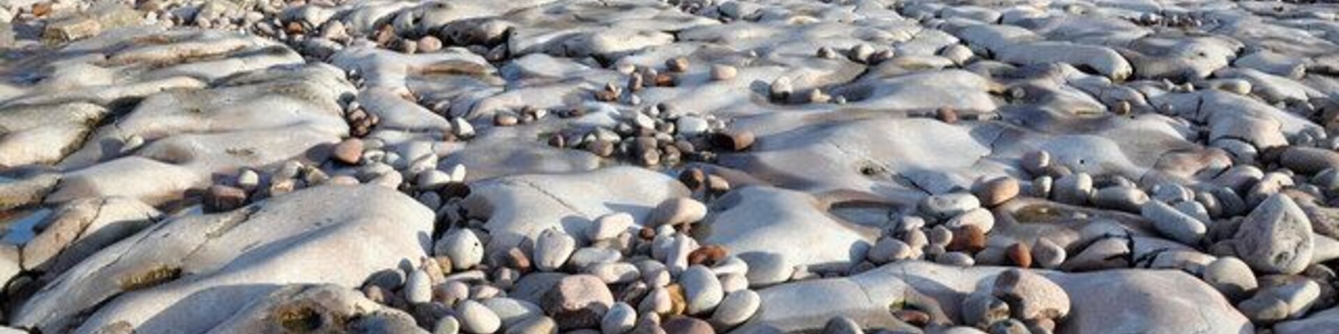 Pebbles and boulders - Sully Bay