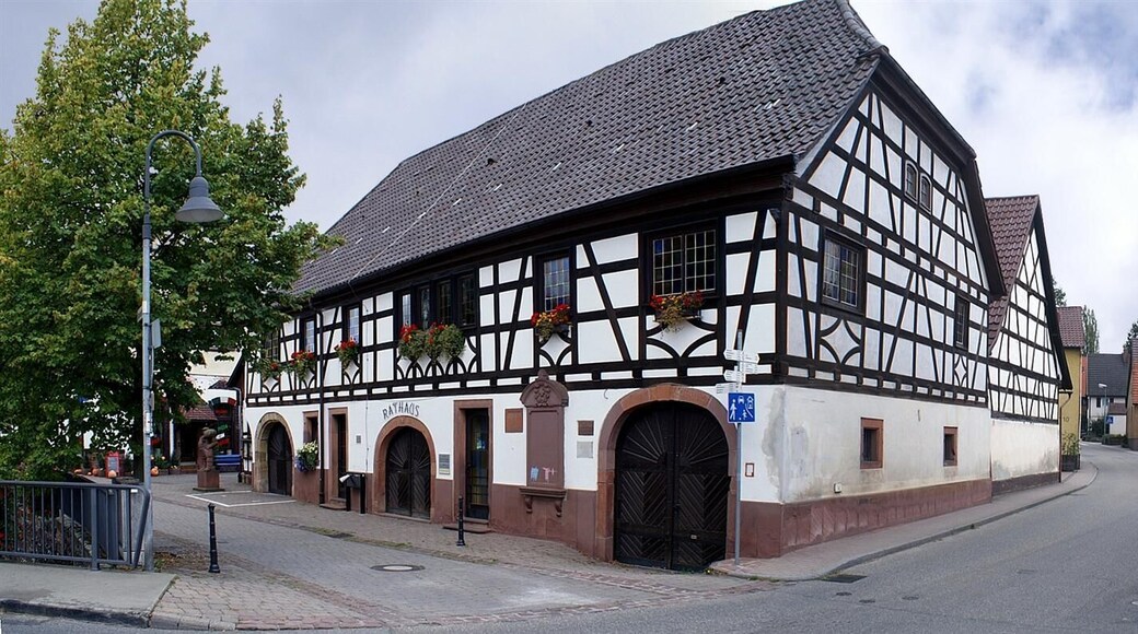 Rathaus + Hauptstraße