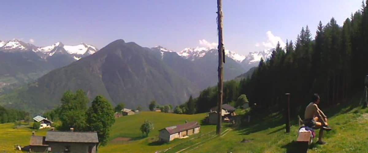 dal Rifugio della Corte "Andiamo, ci suonano i Suli" ed eccoci in una festina di un'associazione di volontariato della Valtellina tra tanta gente, assai diversa da quell'egoista di mezza età che posta, e a molti ragazzi e ragazze di diverse età malati di Down, che hanno cantato e suonato e ballato coi Suli, divertendosi come pazzi e imboscando tutti "gli aggeggi del Pich"! Volevo dire solo che le foto le ho fatte col cell e le ho cucite con hugin ma non ce l'ho fatta...
