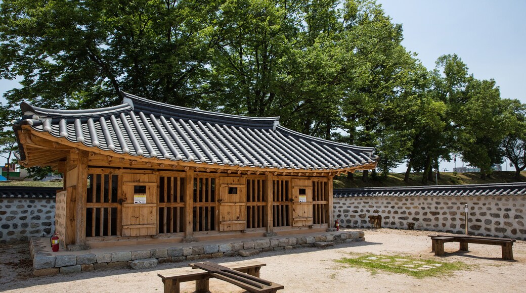 Hongju eupseong is a town castle from the Joseon Dynasty.