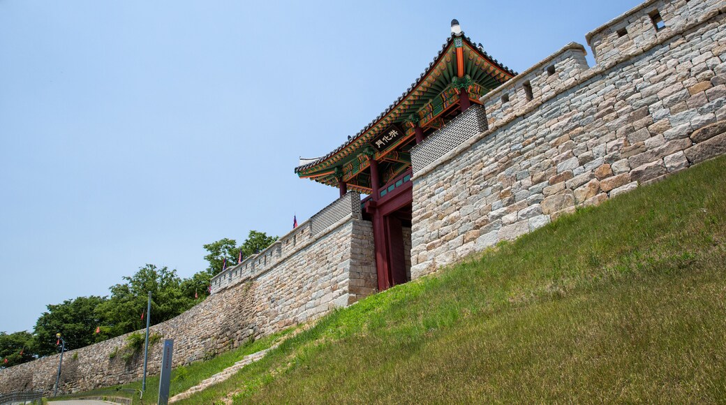 Hongju eupseong is a town castle from the Joseon Dynasty.